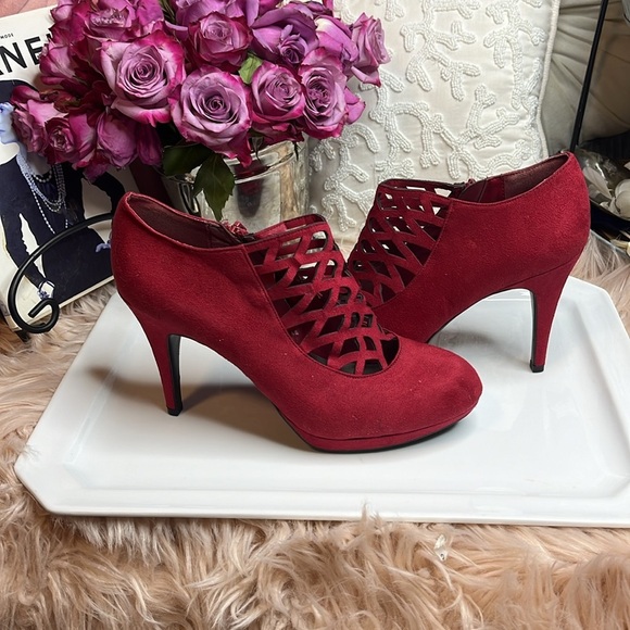 RED SUEDE BOOTIE HEELS - Picture 2 of 7